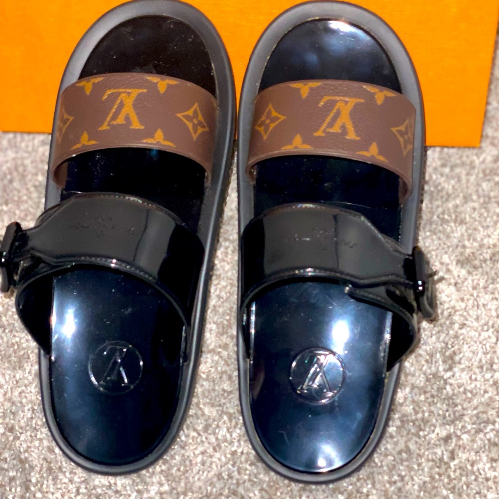 Authentic Louis Vuitton sandals size 10